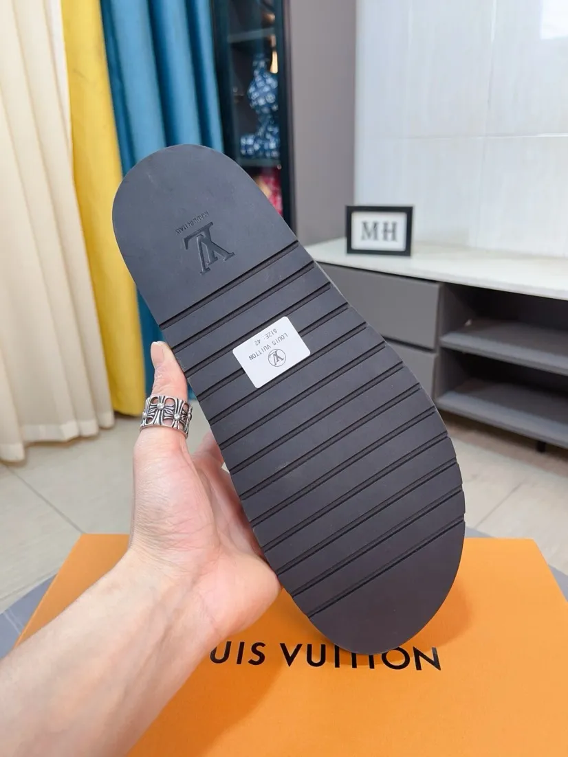 Men's shoes💰300🌹🌹【LV】Multi-color new men's slippers, original top-quality version, original special cowhide with pebbled embossing➕sheepskin on the inner and side, non-slip combination sole, more stable walking, more comfortable and lightweight, high-end and generous, size: 38~44